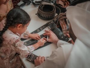 الأزياء الإماراتية التراثية تجذب الزوار بمعرض أبوظبي للصيد والفروسية