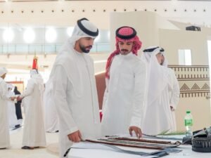 الأزياء الإماراتية التراثية تجذب الزوار بمعرض أبوظبي للصيد والفروسية