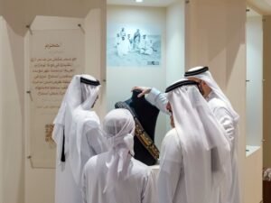 الأزياء الإماراتية التراثية تجذب الزوار بمعرض أبوظبي للصيد والفروسية