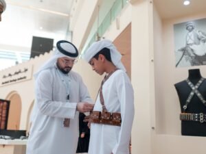 الأزياء الإماراتية التراثية تجذب الزوار بمعرض أبوظبي للصيد والفروسية