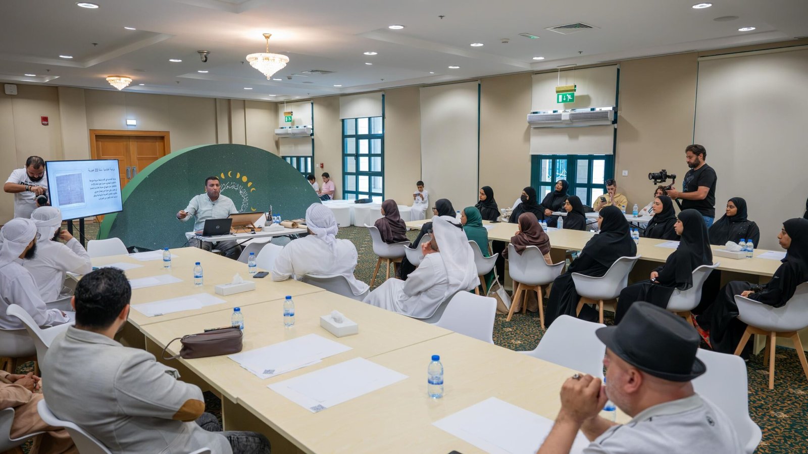 "فضاءاتُ الحرف ...ورحلةُ المُحَقّق" ورشتان تستعرضان أصالة الخط العربي في مهرجان البدر