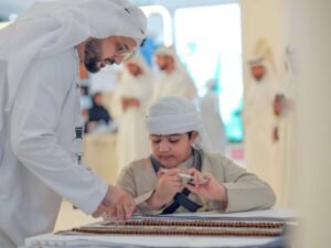 الأزياء الإماراتية التراثية تجذب الزوار بمعرض أبوظبي للصيد والفروسية