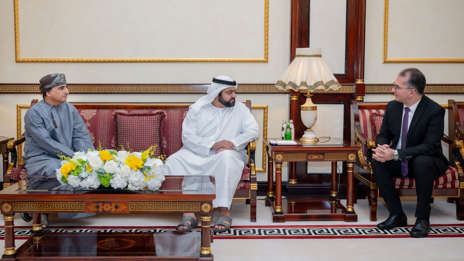 ولي عهد الفجيرة يلتقي محاضرين شاركا في "مجلس محمد بن حمد الشرقي"