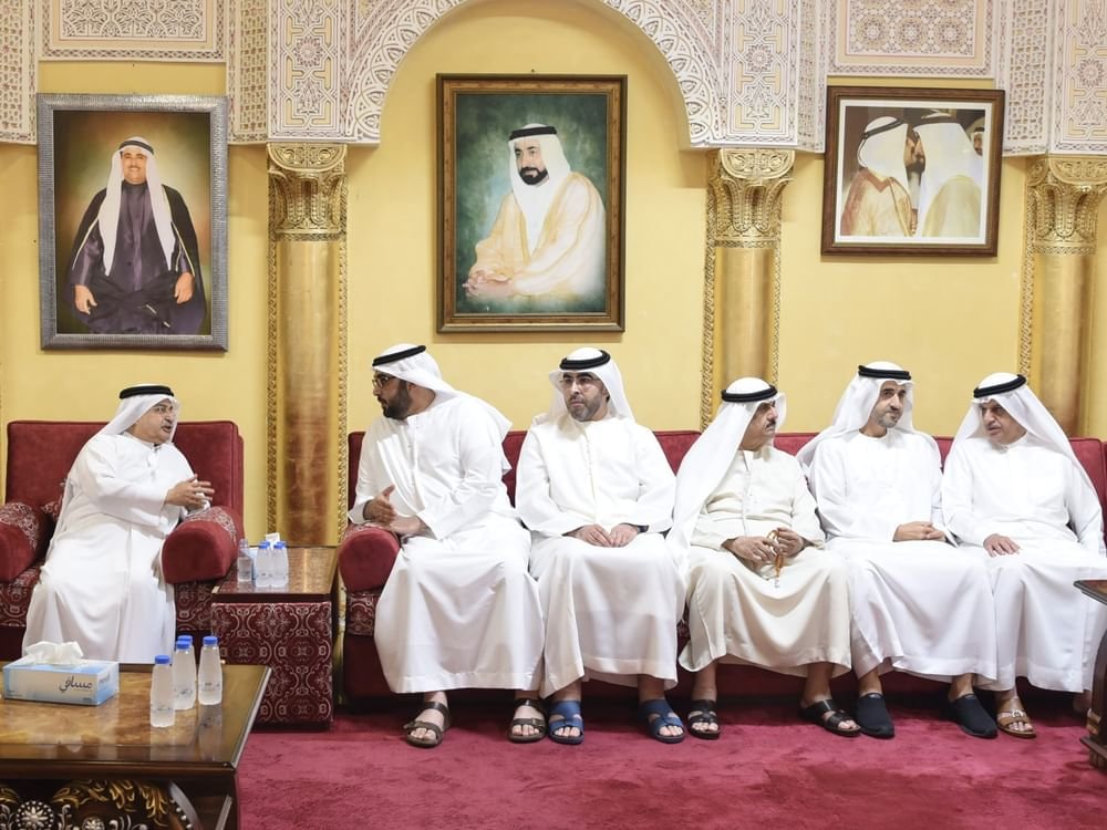 ولى عهد أم القيوين يقدم واجب العزاء بوفاة الشيخ سلطان بن خالد بن محمد القاسمى