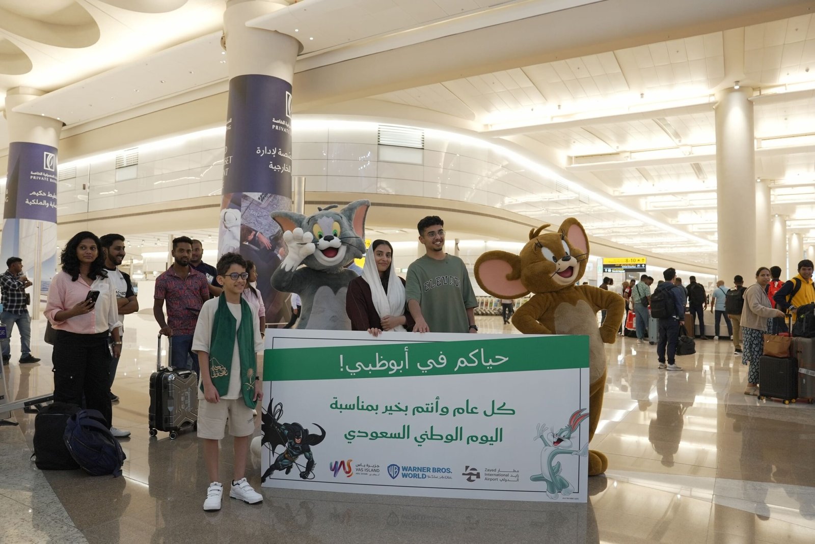 مطار زايد الدولي.. تجربة استقبال مميزة احتفاء باليوم الوطني السعودي الـ95.