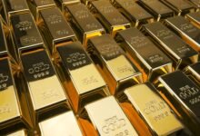 الذهب عند أعلى مستوياته مقتربا من 3700 دولار للأوقية