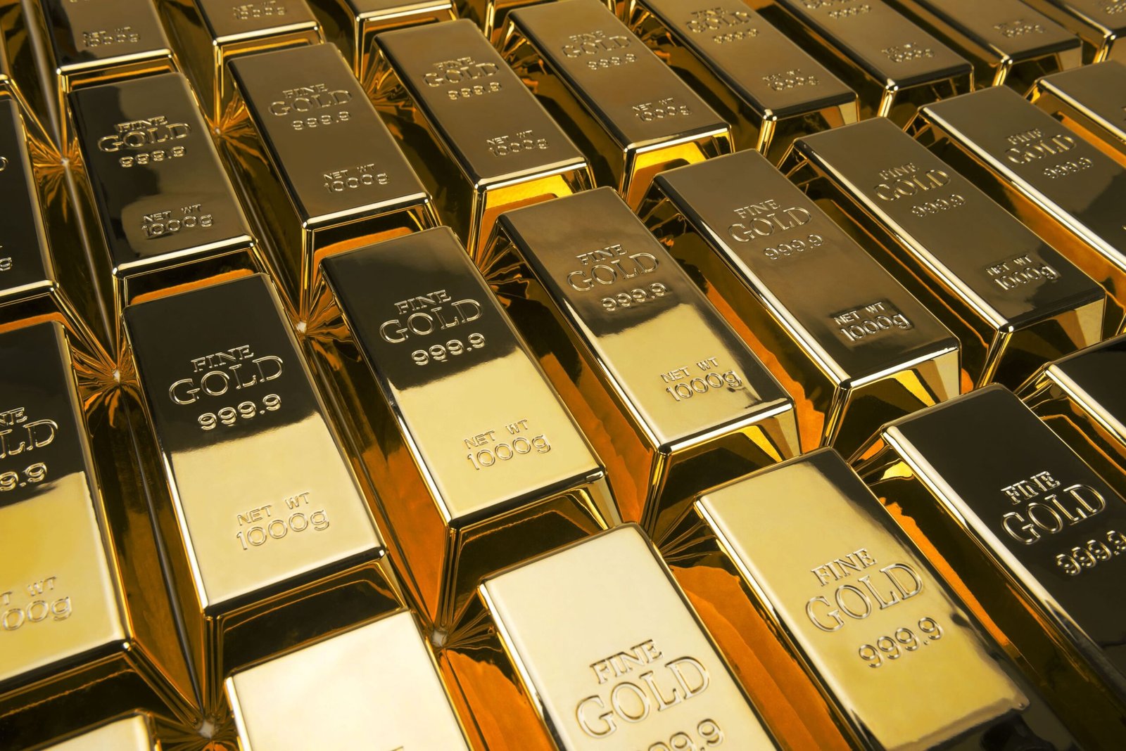 الذهب عند أعلى مستوياته مقتربا من 3700 دولار للأوقية