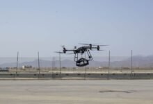 الفجيرة تشهد أول عملية شحن جوي بطائرة بدون طيار من مطار مدني إلى منصة بحرية