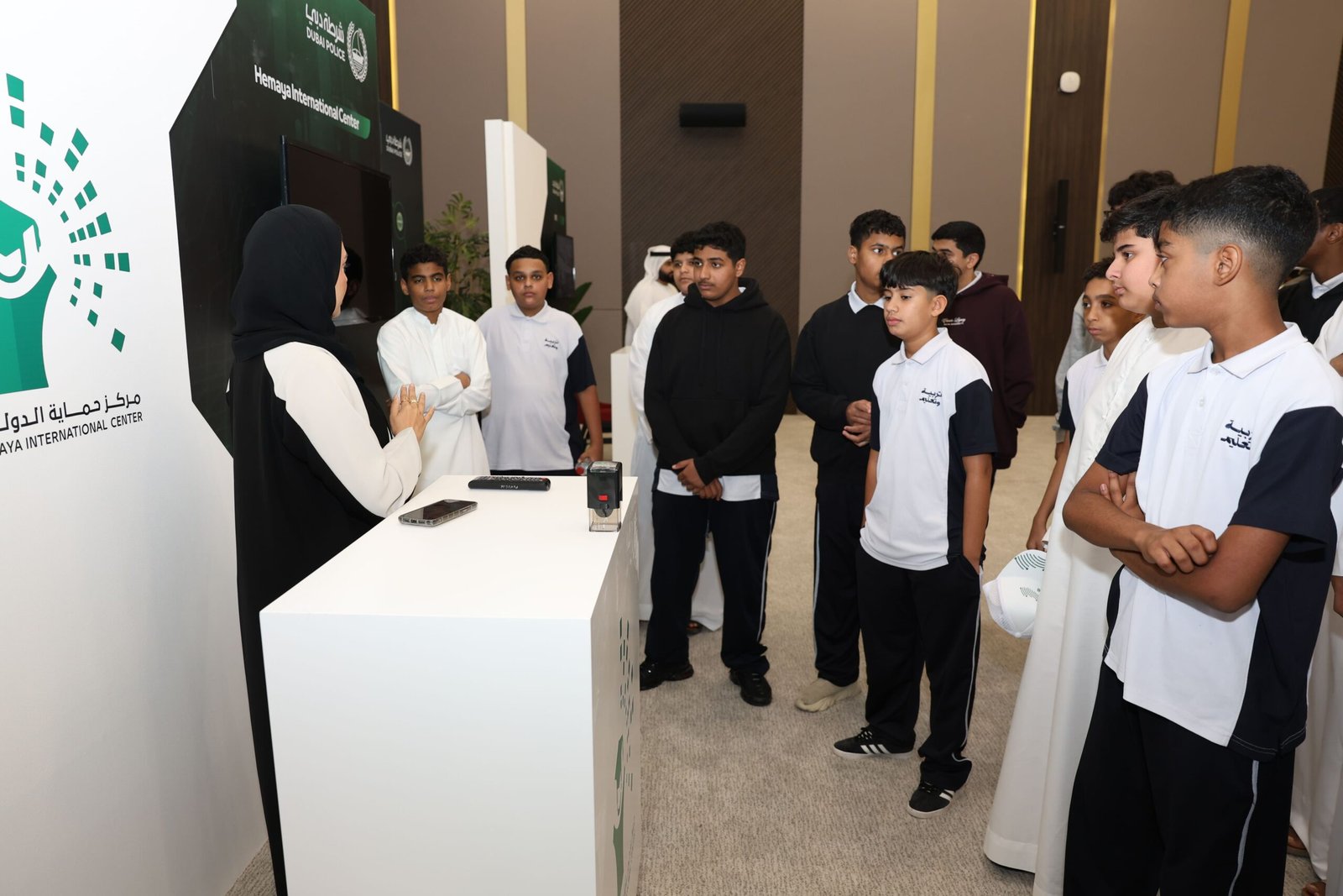 شرطة دبي تعزز الوعي الرقمي بين طلبة المدارس