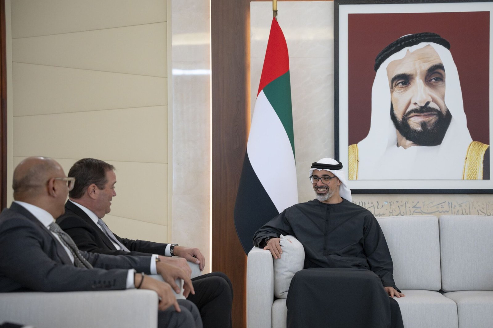 خالد بن محمد بن زايد يلتقي رئيس مجلس الإدارة والرئيس التنفيذي لشركة "سيسكو" 1 خالد بن محمد بن زايد يلتقي رئيس مجلس الإدارة والرئيس التنفيذي لشركة "سيسكو"