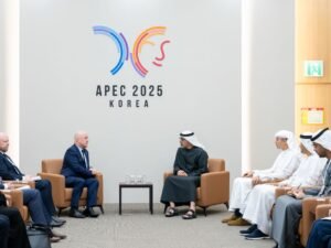 ولي عهد أبوظبي يلتقي رئيس وزراء نيوزيلندا