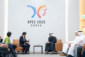 ولي عهد أبوظبي يلتقي رئيس وزراء سنغافورة