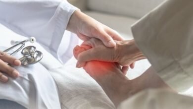 لماذا يحدث تنميل القدمين أثناء النوم؟