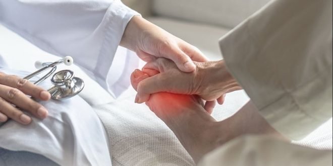 لماذا يحدث تنميل القدمين أثناء النوم؟