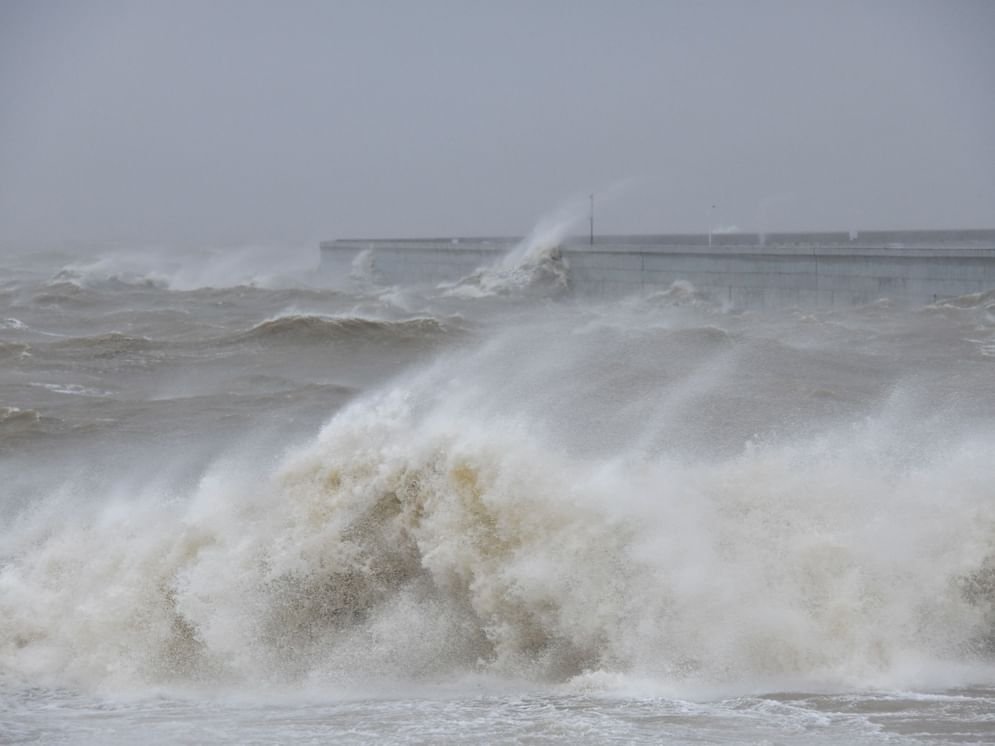 إعصار "ماتمو" يشتد ويدفع الصين لإجلاء 150 ألف شخص 1 إعصار "ماتمو" يشتد ويدفع الصين لإجلاء 150 ألف شخص