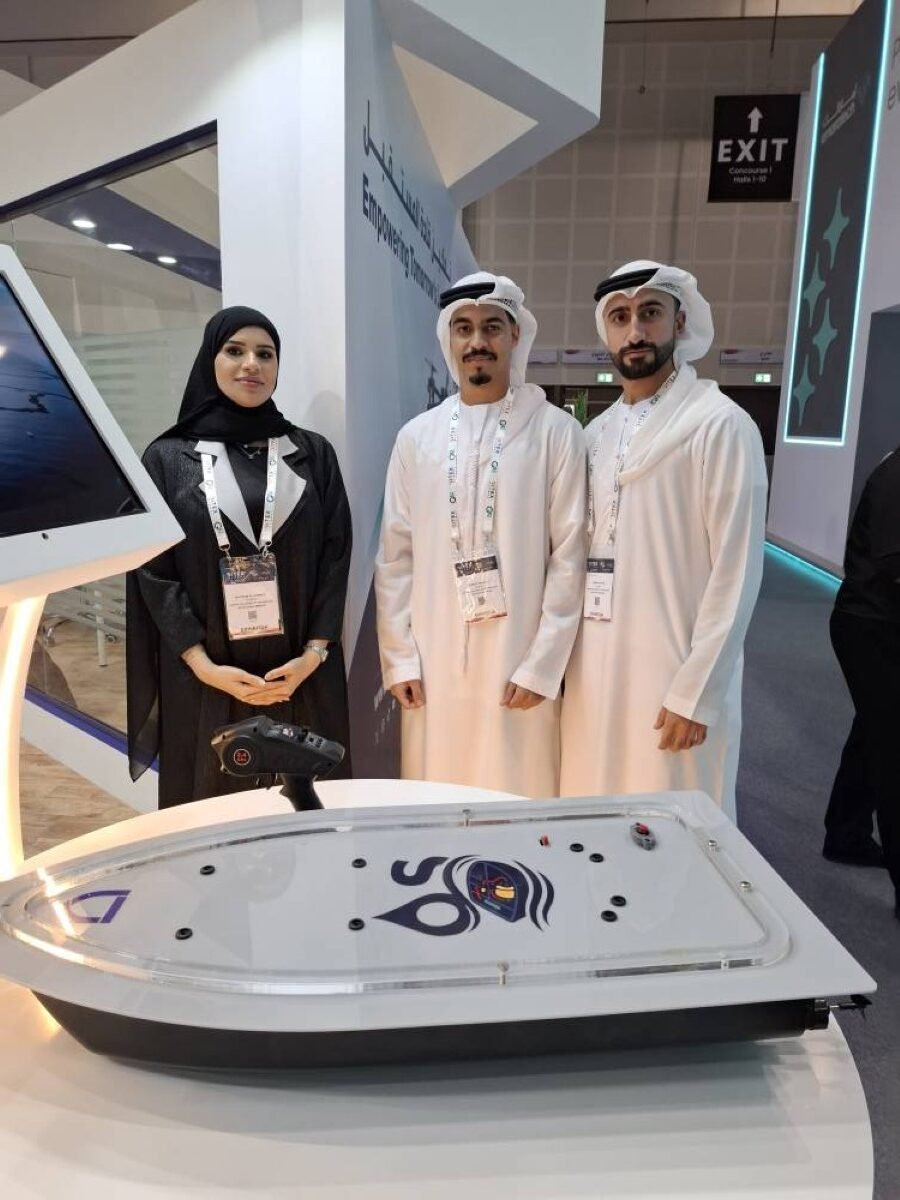 طلبة في «التقنية» يبتكرون قارباً لتنقية البحار والمحيطات من التلوث 1 طلبة في «التقنية» يبتكرون قارباً لتنقية البحار والمحيطات من التلوث