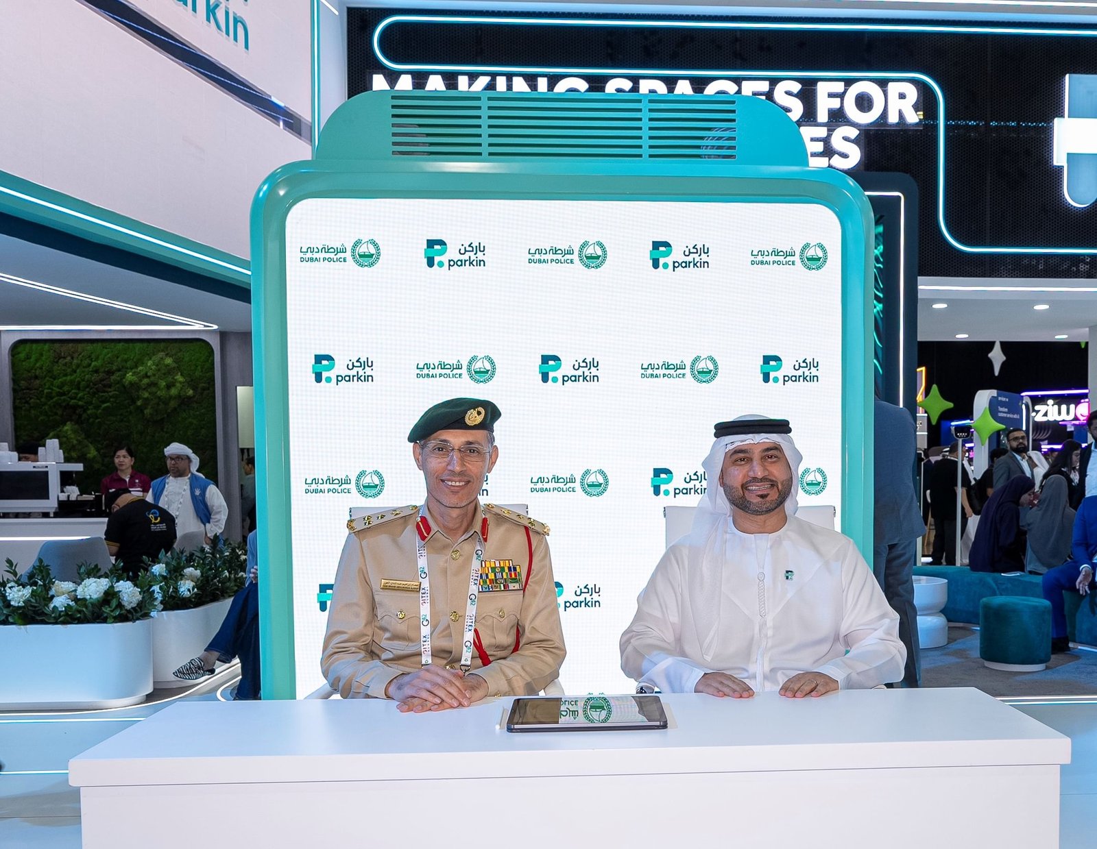 شرطة دبي وباركن توقعان اتفاقية لربط الأنظمة المرورية مع منصات إدارة المواقف 1 شرطة دبي وباركن توقعان اتفاقية لربط الأنظمة المرورية مع منصات إدارة المواقف