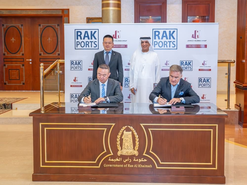 سعود بن صقر يشهد توقيع اتفاقية بين "موانئ رأس الخيمة" و"جيانهوا" الصينية لإنشاء مصنع للأعمدة الخرسانية 1 سعود بن صقر يشهد توقيع اتفاقية بين "موانئ رأس الخيمة" و"جيانهوا" الصينية لإنشاء مصنع للأعمدة الخرسانية