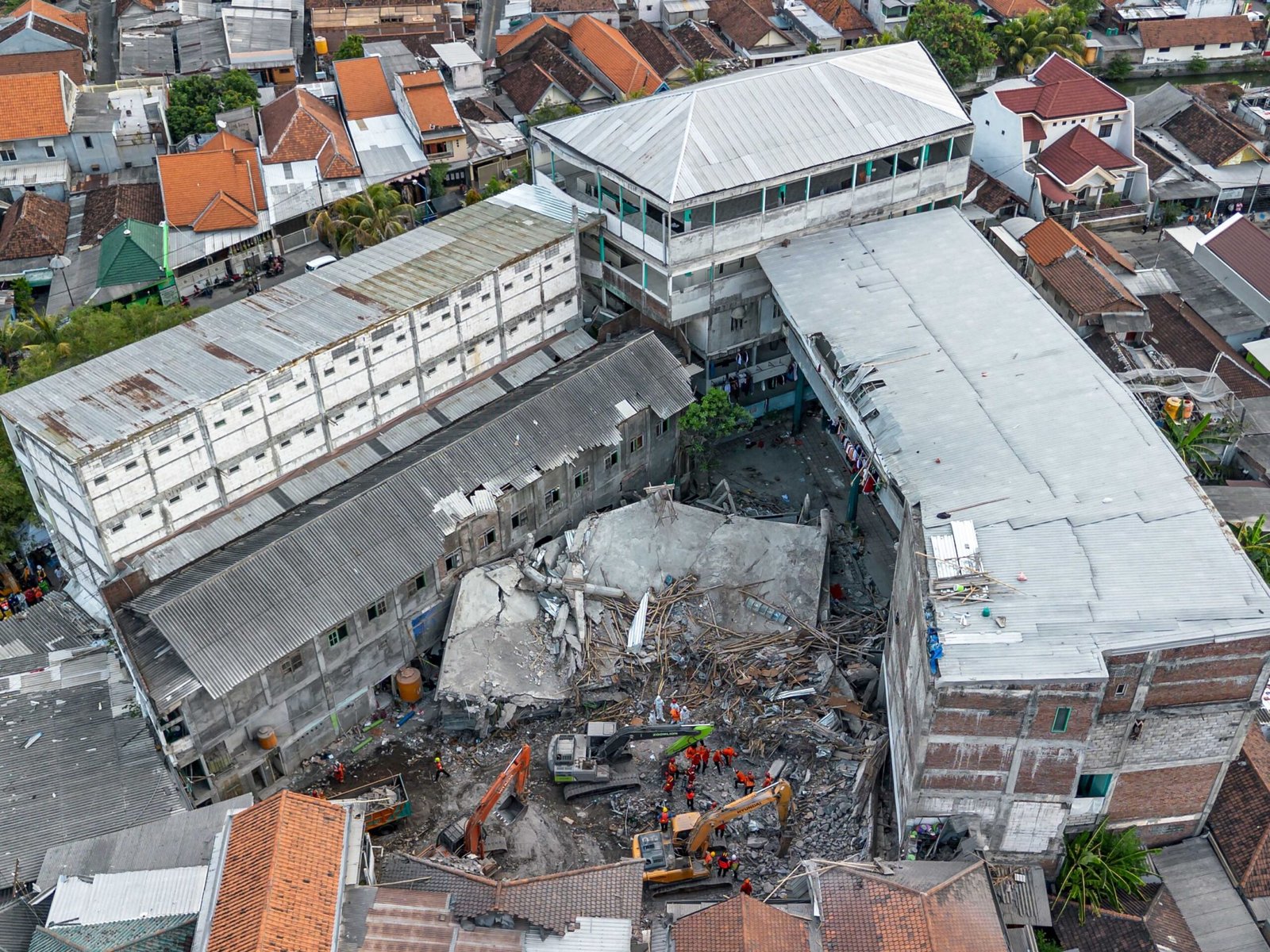 ارتفاع عدد ضحايا انهيار مدرسة في إندونيسيا إلى 50 قتيلًا 1 ارتفاع عدد ضحايا انهيار مدرسة في إندونيسيا إلى 50 قتيلًا