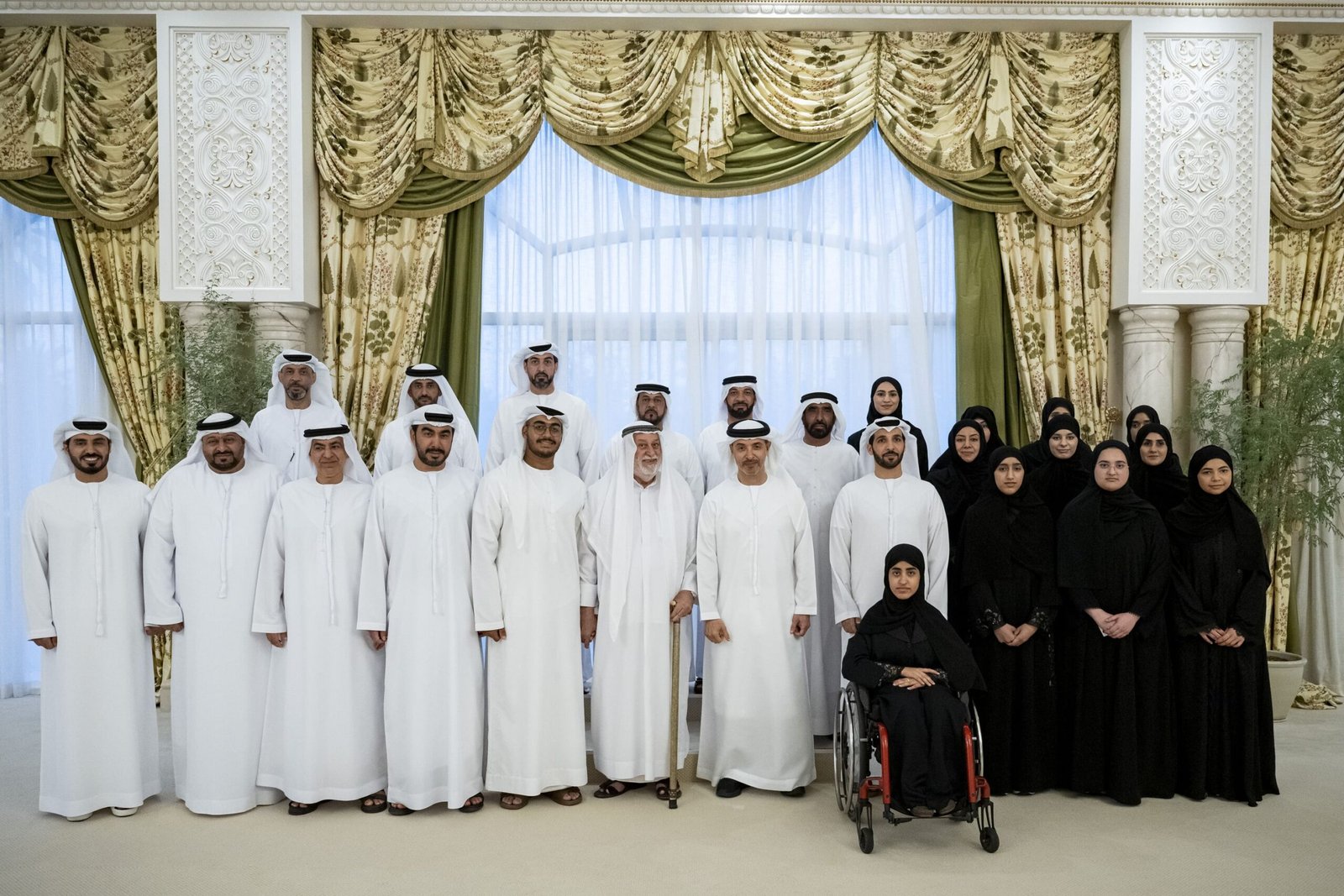 هزاع بن زايد يستقبل أوائل الثانوية العامة على مستوى منطقة العين 1 هزاع بن زايد يستقبل أوائل الثانوية العامة على مستوى منطقة العين