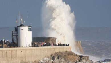 عواصف عنيفة تضرب أوروبا وتتسبب في تعطل الملاحة الجوية والبحرية