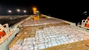 عمليات تحميل المساعدات على "سفينة الإمارات الإنسانية" تتواصل استعدادا للتوجه لقطاع غزة