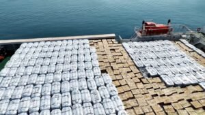 عمليات تحميل المساعدات على "سفينة الإمارات الإنسانية" تتواصل استعدادا للتوجه لقطاع غزة