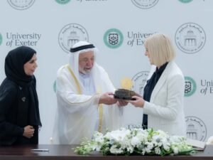 حاكم الشارقة يوقع اتفاقية تعاون بين جامعة الذيد وجامعة إكستر البريطانية