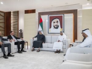 خالد بن محمد بن زايد يلتقي رئيس مجلس الإدارة والرئيس التنفيذي لشركة "سيسكو"