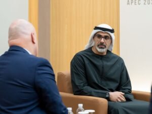 ولي عهد أبوظبي يلتقي رئيس وزراء نيوزيلندا