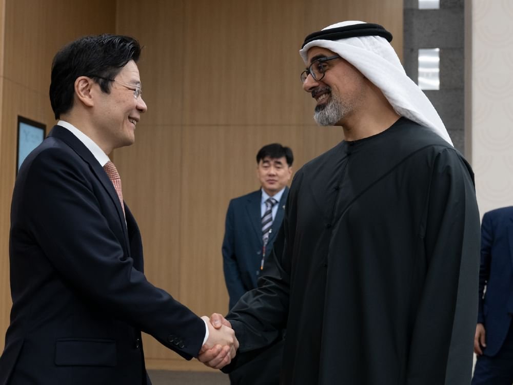 ولي عهد أبوظبي يلتقي رئيس وزراء سنغافورة 1 ولي عهد أبوظبي يلتقي رئيس وزراء سنغافورة