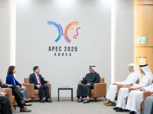 على هامش أعمال منتدى التعاون الاقتصادي لدول آسيا والمحيط الهادئ..ولي عهد أبوظبي يلتقي الرئيس التنفيذي لمنطقة هونغ كونغ الإدارية الخاصة