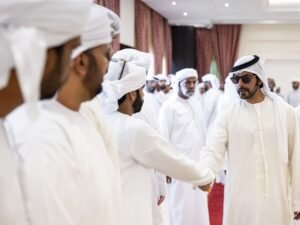 خليفة بن طحنون بن محمد يُقدم واجب العزاء في وفاة سهيل محمد العامري