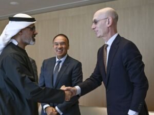 خالد بن محمد بن زايد يلتقي مفوض الرابطة الوطنية لكرة السلة الأمريكية