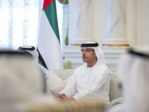 هزاع بن زايد يستقبل وفداً من دائرة البلديات والنقل للاطلاع على أبرز المشاريع التنموية في منطقة العين