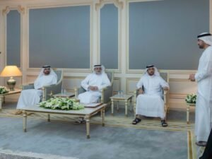 ولي عهد الشارقة يستقبل أعضاء فريق تجربة المتعامل لخدمة "مواساة"