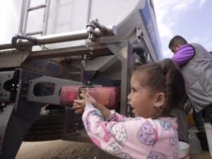 الإمارات تواصل جهودها الإغاثية في غزة / “الفارس الشهم 3” تقدّم 21 صهريجا لمواجهة شح المياه