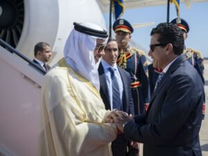 نيابة عن رئيس الدولة / منصور بن زايد يصل مصر للمشاركة في قمة شرم الشيخ للسلام