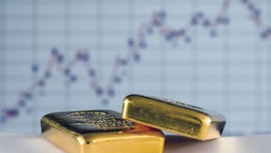 الذهب يواصل تراجعه بأكثر من 2%