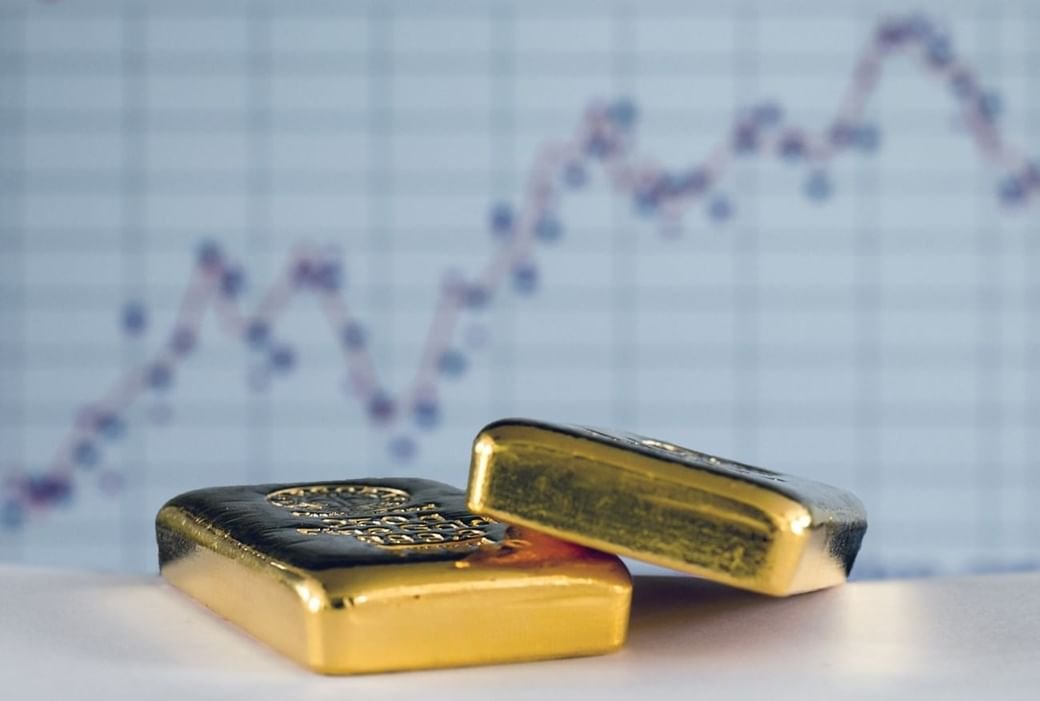الذهب يواصل تراجعه بأكثر من 2%