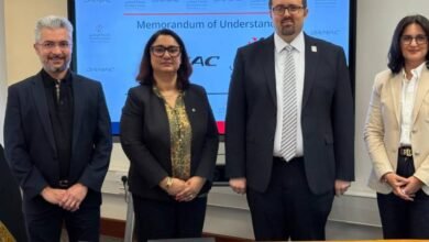 أعلن بنك الإمارات دبي الوطني، المجموعة المصرفية الرائدة في منطقة الشرق الأوسط وشمال إفريقيا وتركيا، عن توسيع نطاق خدمتها المتميزة للتحويلات الدولية المباشرة "دايركت ريمت" (DirectRemit)، حيث باتت توفر خدمة لتحويل الأموال فعالة من حيث التكلفة وبشكل فوري إلى أكثر من 40 دولة، مما يسمح للعملاء بإرسال الأموال بشكل أسرع وبتوفير غير مسبوق. تتيح خدمة "دايركت ريمت" الآن للعملاء: • إمكانية إجراء تحويلات مالية فورية إلى أكثر من 40 دولة عبر أوروبا وأستراليا وسنغافورة وهوغ كونغ في الوقت الفعلي دون تأخير أو انتظار • إمكانية إرسال الأموال في أي وقت ومن أي مكان عبر تطبيق ENBDX للهواتف المحمولة أو من خلال قنوات الخدمات المصرفية عبر الإنترنت • الاستفادة من بنية تحتية عالمية آمنة وموثوقة للتحويلات المالية. على مدار الساعة • توفير أسعار صرف تنافسية منذ إطلاقها في عام 2014، أحدثت خدمة "دايركت ريمت" نقلة نوعية في طريقة تحويل عملاء بنك الإمارات دبي الوطني للأموال إلى أوطانهم. وفي عام 2016، وسّع البنك نطاق هذه الخدمة الرائدة ليشمل إجراء تحويلات مالية إلى الهند، وباكستان، والفلبين، وسريلانكا، والمملكة المتحدة، ومصر. وتساهم هذه المبادرة اليوم في تلبية احتياجات أكثر من 80% من الوافدين الذين يدعمون أسرهم عبر تغطية نفقاتهم الشهرية، أو سداد تكاليف التعليم، أو إدارة الرهون العقارية، أو حتى الاستثمار في فرص استثمارية عابرة للحدود. وقال يوسف سعيد محمد، رئيس الخدمات المصرفية المميزة والخدمات الشخصية في بنك الإمارات دبي الوطني: "باعتبارنا مجموعة سبّاقة إلى الابتكار في مجال الخدمات المصرفية الرقمية، فإننا نلتزم بتقديم تجارب مصرفية تحقق المزيد من الراحة والمرونة لعملاءنا. ويسرنا في هذا السياق توسيع نطاق خدمة ’دايركت ريمت‘ لتشمل أكثر من 40 دولة حول العالم، مما يعزز مكانة البنك كمجموعة رائدة في مجال الخدمات المصرفية العابرة للحدود في منطقة الشرق الأوسط." وأضاف يوسف سعيد محمد: "عملاؤنا يأتون من جميع أنحاء العالم، وهم يحتاجون بطبيعة الحال إلى وسيلة سريعة وآمنة ومعقولة التكلفة لتحويل الأموال إلى ذويهم في بلدانهم الأم. ومع إطلاق هذه القنوات الجديدة للتحويلات المالية الفورية، فإننا لا نكتفي بتحسين مستوى خدمة العملاء فحسب، وإنما نساهم أيضاً في تعزيز الروابط الإنسانية بين الوافدين وأحبائهم أينما كانوا حول العالم." تحتل دولة الإمارات العربية المتحدة حالياً المرتبة الثانية عالمياً كأكبر مركز للتحويلات المالية الخارجية بعد الولايات المتحدة. ويعتمد تشغيل مسارات التحويل الجديدة على المنظومة الرقمية القوية لبنك الإمارات دبي الوطني، وشراكته الاستراتيجية مع "نيوم" (Nium) - شركة التكنولوجيا المالية الرائدة في مجال المدفوعات العابرة للحدود، ويتم إجراء هذه التحويلات وفق أعلى مستويات الامتثال والأمان والمعايير التنظيمية. يمكن لعملاء البنك البدء باستخدام مسارات التحويل الجديدة فوراً عبر تطبيق بنك الإمارات دبي الوطني للهواتف المحمولة ENBD X وقنوات الخدمات المصرفية عبر الإنترنت.