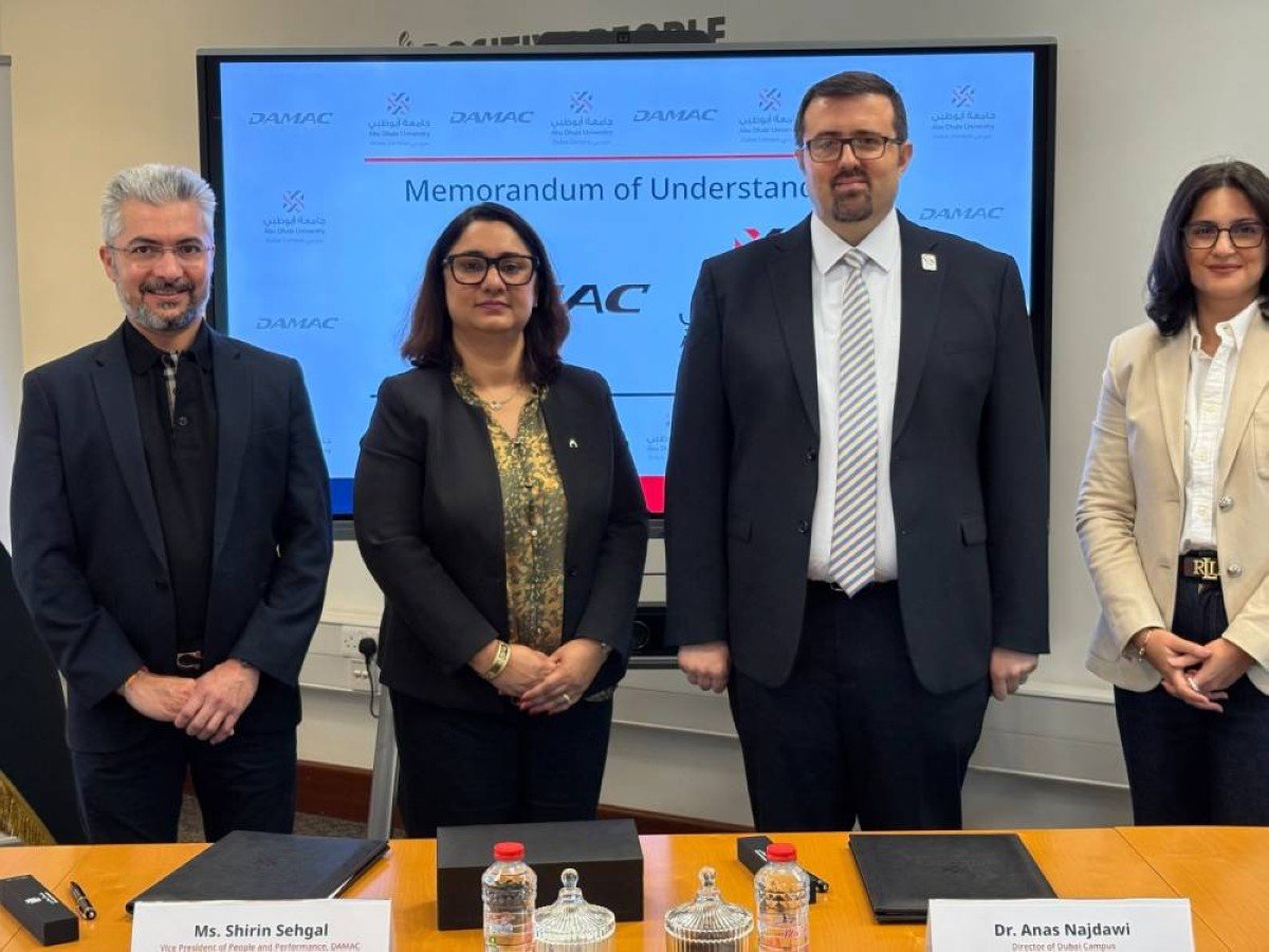 أعلن بنك الإمارات دبي الوطني، المجموعة المصرفية الرائدة في منطقة الشرق الأوسط وشمال إفريقيا وتركيا، عن توسيع نطاق خدمتها المتميزة للتحويلات الدولية المباشرة "دايركت ريمت" (DirectRemit)، حيث باتت توفر خدمة لتحويل الأموال فعالة من حيث التكلفة وبشكل فوري إلى أكثر من 40 دولة، مما يسمح للعملاء بإرسال الأموال بشكل أسرع وبتوفير غير مسبوق. تتيح خدمة "دايركت ريمت" الآن للعملاء: • إمكانية إجراء تحويلات مالية فورية إلى أكثر من 40 دولة عبر أوروبا وأستراليا وسنغافورة وهوغ كونغ في الوقت الفعلي دون تأخير أو انتظار • إمكانية إرسال الأموال في أي وقت ومن أي مكان عبر تطبيق ENBDX للهواتف المحمولة أو من خلال قنوات الخدمات المصرفية عبر الإنترنت • الاستفادة من بنية تحتية عالمية آمنة وموثوقة للتحويلات المالية. على مدار الساعة • توفير أسعار صرف تنافسية منذ إطلاقها في عام 2014، أحدثت خدمة "دايركت ريمت" نقلة نوعية في طريقة تحويل عملاء بنك الإمارات دبي الوطني للأموال إلى أوطانهم. وفي عام 2016، وسّع البنك نطاق هذه الخدمة الرائدة ليشمل إجراء تحويلات مالية إلى الهند، وباكستان، والفلبين، وسريلانكا، والمملكة المتحدة، ومصر. وتساهم هذه المبادرة اليوم في تلبية احتياجات أكثر من 80% من الوافدين الذين يدعمون أسرهم عبر تغطية نفقاتهم الشهرية، أو سداد تكاليف التعليم، أو إدارة الرهون العقارية، أو حتى الاستثمار في فرص استثمارية عابرة للحدود. وقال يوسف سعيد محمد، رئيس الخدمات المصرفية المميزة والخدمات الشخصية في بنك الإمارات دبي الوطني: "باعتبارنا مجموعة سبّاقة إلى الابتكار في مجال الخدمات المصرفية الرقمية، فإننا نلتزم بتقديم تجارب مصرفية تحقق المزيد من الراحة والمرونة لعملاءنا. ويسرنا في هذا السياق توسيع نطاق خدمة ’دايركت ريمت‘ لتشمل أكثر من 40 دولة حول العالم، مما يعزز مكانة البنك كمجموعة رائدة في مجال الخدمات المصرفية العابرة للحدود في منطقة الشرق الأوسط." وأضاف يوسف سعيد محمد: "عملاؤنا يأتون من جميع أنحاء العالم، وهم يحتاجون بطبيعة الحال إلى وسيلة سريعة وآمنة ومعقولة التكلفة لتحويل الأموال إلى ذويهم في بلدانهم الأم. ومع إطلاق هذه القنوات الجديدة للتحويلات المالية الفورية، فإننا لا نكتفي بتحسين مستوى خدمة العملاء فحسب، وإنما نساهم أيضاً في تعزيز الروابط الإنسانية بين الوافدين وأحبائهم أينما كانوا حول العالم." تحتل دولة الإمارات العربية المتحدة حالياً المرتبة الثانية عالمياً كأكبر مركز للتحويلات المالية الخارجية بعد الولايات المتحدة. ويعتمد تشغيل مسارات التحويل الجديدة على المنظومة الرقمية القوية لبنك الإمارات دبي الوطني، وشراكته الاستراتيجية مع "نيوم" (Nium) - شركة التكنولوجيا المالية الرائدة في مجال المدفوعات العابرة للحدود، ويتم إجراء هذه التحويلات وفق أعلى مستويات الامتثال والأمان والمعايير التنظيمية. يمكن لعملاء البنك البدء باستخدام مسارات التحويل الجديدة فوراً عبر تطبيق بنك الإمارات دبي الوطني للهواتف المحمولة ENBD X وقنوات الخدمات المصرفية عبر الإنترنت.