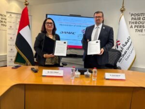 أعلن بنك الإمارات دبي الوطني، المجموعة المصرفية الرائدة في منطقة الشرق الأوسط وشمال إفريقيا وتركيا، عن توسيع نطاق خدمتها المتميزة للتحويلات الدولية المباشرة "دايركت ريمت" (DirectRemit)، حيث باتت توفر خدمة لتحويل الأموال فعالة من حيث التكلفة وبشكل فوري إلى أكثر من 40 دولة، مما يسمح للعملاء بإرسال الأموال بشكل أسرع وبتوفير غير مسبوق. تتيح خدمة "دايركت ريمت" الآن للعملاء: • إمكانية إجراء تحويلات مالية فورية إلى أكثر من 40 دولة عبر أوروبا وأستراليا وسنغافورة وهوغ كونغ في الوقت الفعلي دون تأخير أو انتظار • إمكانية إرسال الأموال في أي وقت ومن أي مكان عبر تطبيق ENBDX للهواتف المحمولة أو من خلال قنوات الخدمات المصرفية عبر الإنترنت • الاستفادة من بنية تحتية عالمية آمنة وموثوقة للتحويلات المالية. على مدار الساعة • توفير أسعار صرف تنافسية منذ إطلاقها في عام 2014، أحدثت خدمة "دايركت ريمت" نقلة نوعية في طريقة تحويل عملاء بنك الإمارات دبي الوطني للأموال إلى أوطانهم. وفي عام 2016، وسّع البنك نطاق هذه الخدمة الرائدة ليشمل إجراء تحويلات مالية إلى الهند، وباكستان، والفلبين، وسريلانكا، والمملكة المتحدة، ومصر. وتساهم هذه المبادرة اليوم في تلبية احتياجات أكثر من 80% من الوافدين الذين يدعمون أسرهم عبر تغطية نفقاتهم الشهرية، أو سداد تكاليف التعليم، أو إدارة الرهون العقارية، أو حتى الاستثمار في فرص استثمارية عابرة للحدود. وقال يوسف سعيد محمد، رئيس الخدمات المصرفية المميزة والخدمات الشخصية في بنك الإمارات دبي الوطني: "باعتبارنا مجموعة سبّاقة إلى الابتكار في مجال الخدمات المصرفية الرقمية، فإننا نلتزم بتقديم تجارب مصرفية تحقق المزيد من الراحة والمرونة لعملاءنا. ويسرنا في هذا السياق توسيع نطاق خدمة ’دايركت ريمت‘ لتشمل أكثر من 40 دولة حول العالم، مما يعزز مكانة البنك كمجموعة رائدة في مجال الخدمات المصرفية العابرة للحدود في منطقة الشرق الأوسط." وأضاف يوسف سعيد محمد: "عملاؤنا يأتون من جميع أنحاء العالم، وهم يحتاجون بطبيعة الحال إلى وسيلة سريعة وآمنة ومعقولة التكلفة لتحويل الأموال إلى ذويهم في بلدانهم الأم. ومع إطلاق هذه القنوات الجديدة للتحويلات المالية الفورية، فإننا لا نكتفي بتحسين مستوى خدمة العملاء فحسب، وإنما نساهم أيضاً في تعزيز الروابط الإنسانية بين الوافدين وأحبائهم أينما كانوا حول العالم." تحتل دولة الإمارات العربية المتحدة حالياً المرتبة الثانية عالمياً كأكبر مركز للتحويلات المالية الخارجية بعد الولايات المتحدة. ويعتمد تشغيل مسارات التحويل الجديدة على المنظومة الرقمية القوية لبنك الإمارات دبي الوطني، وشراكته الاستراتيجية مع "نيوم" (Nium) - شركة التكنولوجيا المالية الرائدة في مجال المدفوعات العابرة للحدود، ويتم إجراء هذه التحويلات وفق أعلى مستويات الامتثال والأمان والمعايير التنظيمية. يمكن لعملاء البنك البدء باستخدام مسارات التحويل الجديدة فوراً عبر تطبيق بنك الإمارات دبي الوطني للهواتف المحمولة ENBD X وقنوات الخدمات المصرفية عبر الإنترنت.