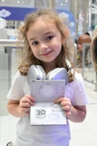 تعاون بين إقامة دبي والقرية العالمية لتزيين التأشيرات وختم الدخول بشعار الذكرى الثلاثين لانطلاقتها 4 تعاون بين إقامة دبي والقرية العالمية لتزيين التأشيرات وختم الدخول بشعار الذكرى الثلاثين لانطلاقتها