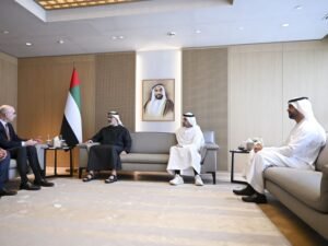 خالد بن محمد بن زايد يلتقي مفوض الرابطة الوطنية لكرة السلة الأمريكية