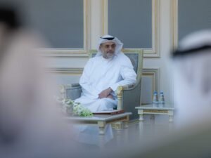 ولي عهد الشارقة يستقبل أعضاء فريق تجربة المتعامل لخدمة "مواساة"