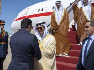 نيابة عن رئيس الدولة / منصور بن زايد يصل مصر للمشاركة في قمة شرم الشيخ للسلام