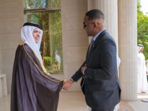 حاكم رأس الخيمة يستقبل رئيس جمهورية بوتسوانا ويستعرضان مجالات التعاون