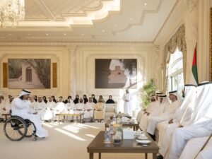 هزاع بن زايد يستقبل الشيوخ والمسؤولين والمواطنين في برزة قصر المقام في منطقة العين