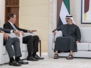 خالد بن محمد بن زايد يلتقي رئيس مجلس الإدارة والرئيس التنفيذي لشركة "سيسكو"